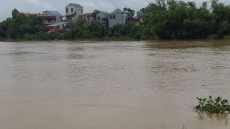 Bắc Giang mênh mông nước lũ - 1 Nước sông Thương lên cao mấp mé nhà dân.
