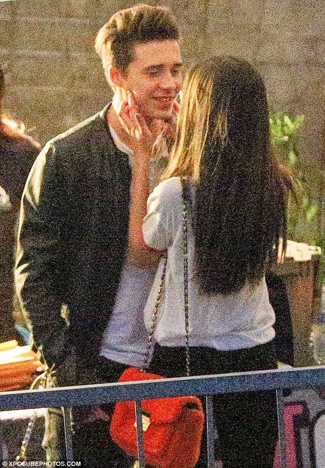 
Khoảnh khắc ngọt ngào của Brooklyn Beckham và Sonia Ben Ammar tại buổi hòa nhạc We Can Survive ở Los Angeles ngày 25/10 vừa qua
