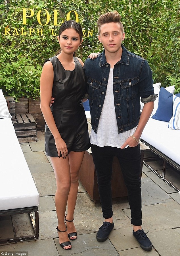 Selena Gomez tình tứ bên con trai Beckham - 4
Nhờ danh tiếng bố mẹ, chàng trai trẻ này đang khá đắt show chụp hình và dự sự kiện