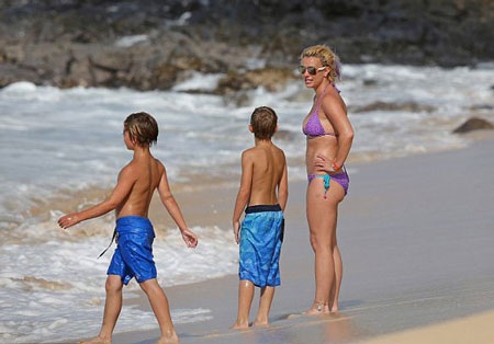 Britney Spears bốc lửa với áo tắm hai mảnh - 8 Hai nhóc nhà Britney đã lớn và cao gần bằng mẹ