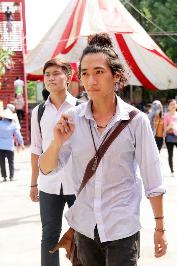 Anh chàng với mái tóc dài được búi cao ấn tượng Anh chàng với mái tóc dài được búi cao ấn tượng