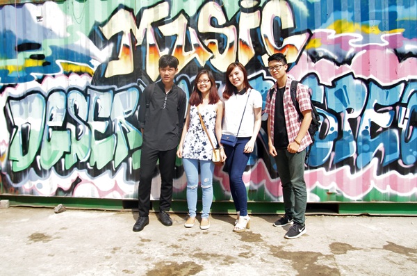 Một góc sân với bề mặt container được trang trí bởi những nghệ sĩ graffiti thu hút nhiều bạn trẻ ghi lại hình ảnh của mình Một góc sân với bề mặt container được trang trí bởi những nghệ sĩ graffiti thu hút nhiều bạn trẻ ghi lại hình ảnh của mình