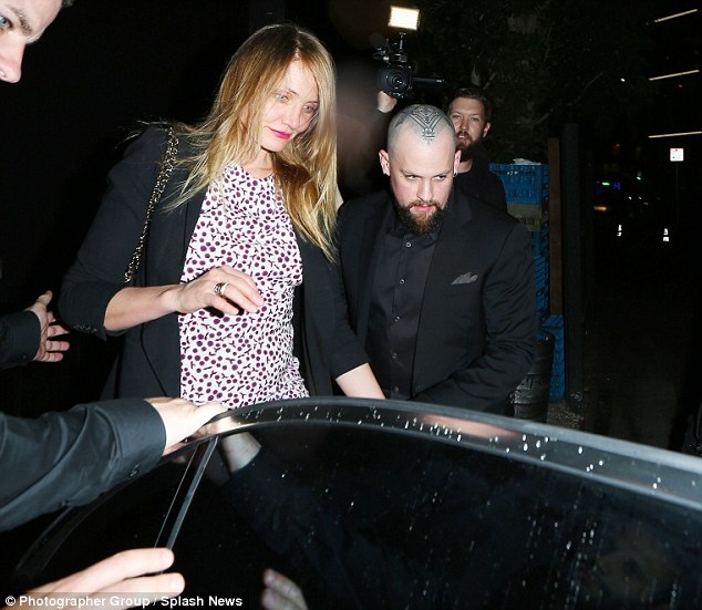 Cameron Diaz trượt chân ngã nhào - 8
Rocker Benji Madden chững chạc và chỉn chu hơn từ khi kết hôn với một trong những nữ diễn viên hàng đầu nước Mỹ.