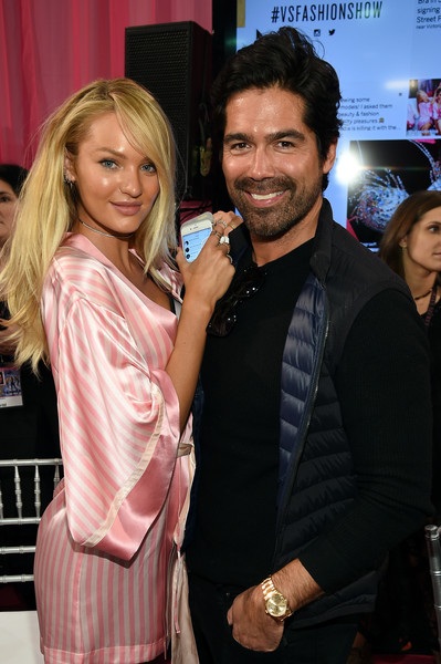 Hình ảnh nóng từ hậu trường Victoria's Secret Fashion Show - 3
Candice Swanepoel bên NTK giày Brian Atwood