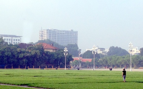 
Nhìn từ quảng trường Ba Đình, cao ốc số 8B Lê Trực cao lừng lững một khối vuông vức.
