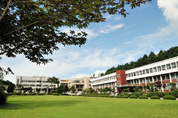 Cựu SV Ngoại thương chia sẻ về kinh nghiệm săn học bổng chính phủ Hàn Quốc - 2 Đại học Quốc gia Kangwon – Ngôi trường Thanh Mai theo học