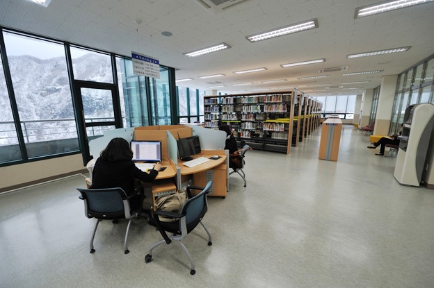 Cựu SV Ngoại thương chia sẻ về kinh nghiệm săn học bổng chính phủ Hàn Quốc - 3 Thư viện trường ĐH Quốc gia Kangwon