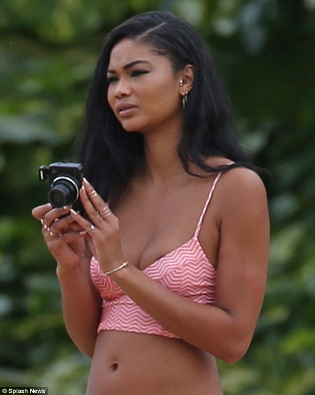 
Chanel Iman khoe da nâu khỏe khoắn và vui vẻ chụp hình cùng bạn bè
