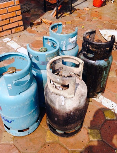 Hà Nội: Hỏa hoạn tại tiệm cơm tấm, hai bình gas cháy đen - 3 
5 bình gas được đưa ra ngoài, trong đó có 2 bình bị cháy đen.