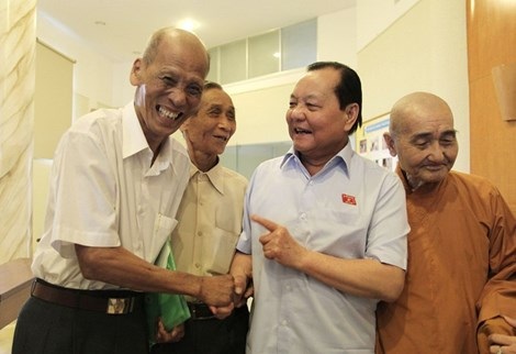 Cử tri TP.HCM: Phải chế tài bộ trưởng trả lời vòng vo, chọc cười - 1
Cử tri Vũ Nga (bìa trái) trao đổi với ĐBQH, nguyên Bí thư Thành ủy TP.HCM Lê Thanh Hải bên lề buổi tiếp xúc của tổ đại biểu Quốc hội 4 tại UBND quận 10, chiều 28-11 - Ảnh: HOÀNG GIANG