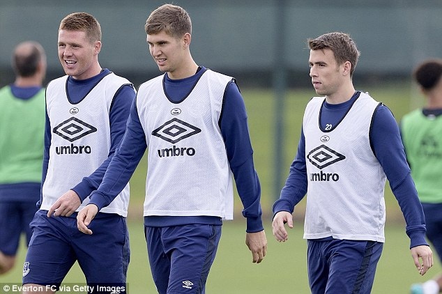 Everton - Chelsea: Trong "cơn khát" điểm - 1
Stones (giữa) đã ở lại Everton bất chấp sự chèo kéo của Chelsea