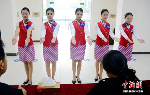 Thiếu nữ Trung Quốc khoe sắc, thi tài mong thành tiếp viên hàng không - 5
Những bài kiểm tra đặc thù cũng được đưa ra để những thí sinh phù hợp nhất được tuyển chọn