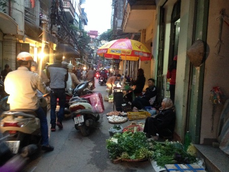 Chợ tạm, chợ cóc Khâm Thiên đã hoạt động được nhiều năm