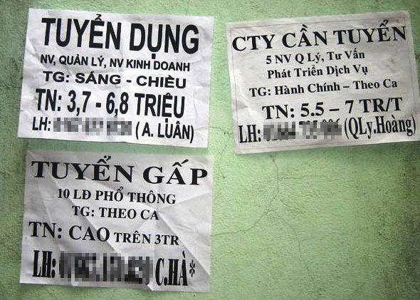 Tìm việc làm thêm, nữ sinh bị "cò" quay vòng - 2
Những mẩu tờ rơi tuyển dụng thường được phát trước cổng trường. Ảnh: Internet