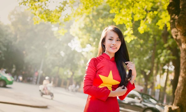 Thiếu nữ nô nức khoe ảnh áo dài màu cờ Tổ quốc - 7 Thiếu nữ nô nức khoe ảnh áo dài màu cờ Tổ quốc - 7