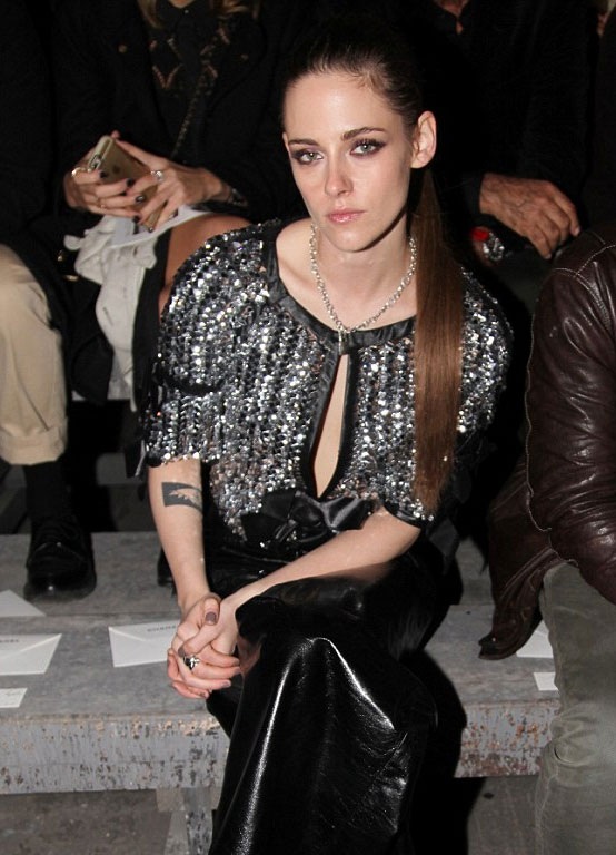 Kristen Stewart táo bạo với áo không “nội y” - 2 
Ngôi sao trẻ là một trong những khách mời quan trọng của show diễn này. Kristen lựa chọn phong cách thời trang phóng khoáng và lối trang điểm tự nhiên.