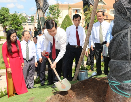 Chủ tịch nước dâng hương tại Khu lưu niệm Luật sư Nguyễn Hữu Thọ - 1 Chủ tịch nước Trương Tấn Sang trồng cây tại Khu lưu niệm Luật sư Nguyễn Hữu Thọ. Ảnh: Thanh Bình - TTXVN