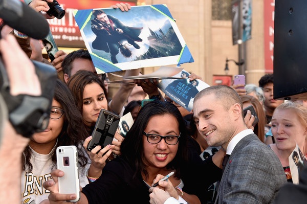 "Harry Potter" nhận sao trên đại lộ Danh vọng - 1 
Fans tới chúc mừng nam diễn viên Daniel Radcliffe trong ngày anh được gắn sao trên đại lộ Danh vọng ở Hollywood