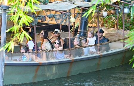 Gia đình Beckham “đại náo” công viên Disneyland - 3 Gia đình Beckham “đại náo” công viên Disneyland - 3