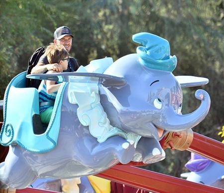 Gia đình Beckham “đại náo” công viên Disneyland - 4 Gia đình Beckham “đại náo” công viên Disneyland - 4