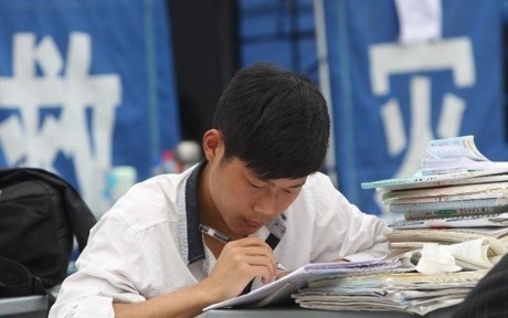 Những người quyết định ôn học lại một năm là những bạn đáng ngưỡng mộ vì đó không phải là quyết định đơn giản Những người quyết định ôn học lại một năm là những bạn đáng ngưỡng mộ vì đó không phải là quyết định đơn giản