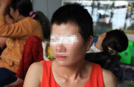 Hành hung, làm nhục chủ tiệm hớt tóc giữa ban ngày - 2