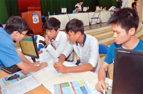 Các trường cao đẳng, trung cấp chật vật tuyển sinh - 1 Thí sinh nộp hồ sơ tại Trường cao đẳng Kỹ thuật Cao Thắng. Ảnh: Tấn Thạnh