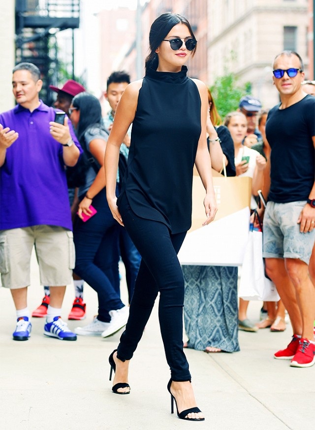 Mặc đồ đen đẹp như sao Hollywood - 7
Chỉ là một bộ đồ đen đơn giản, vì sao Selena Gomez vẫn đẹp cuốn hút tới vậy? Điểm nhất nằm ở độ mềm của vải áo, dáng quần chun ôm sát và đôi sandal quai mỏng tinh tế.