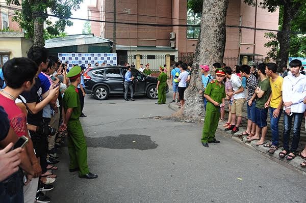 Sinh viên ĐH Quốc gia Hà Nội cuồng nhiệt tiếp đón cầu thủ Man City - 2