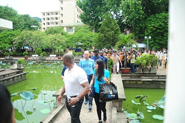 Sinh viên ĐH Quốc gia Hà Nội cuồng nhiệt tiếp đón cầu thủ Man City - 5