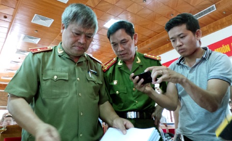 Thiếu tướng Đặng Trần Chiêu (trái) - Giám đốc công an tỉnh Yên Bái Thiếu tướng Đặng Trần Chiêu (trái) - Giám đốc công an tỉnh Yên Bái