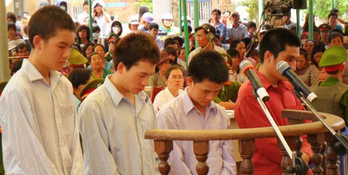 “Thiếu gia” thất tình rạch đùi hàng loạt thiếu nữ 18 - 1 “Thiếu gia” thất tình rạch đùi hàng loạt thiếu nữ 18 - 1