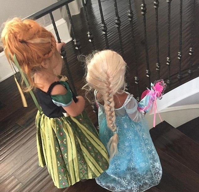 Sao tưng bừng hóa trang đi chơi Halloween - 5
Kim Kardashian chia sẻ hình ảnh cháu Penelope và con gái North hóa thành 2 nhân vật trong phim hoạt hình Frozen