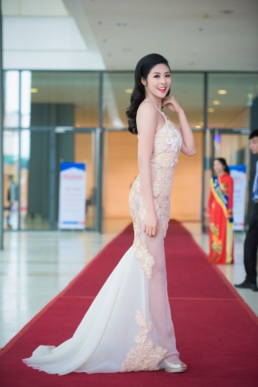 Hoa hậu Ngọc Hân đẹp như mộng với váy xuyên thấu - 2
Cựu hoa hậu Việt Nam diện đầm xuyên thấu gợi cảm của bạn thân Hà Duy
