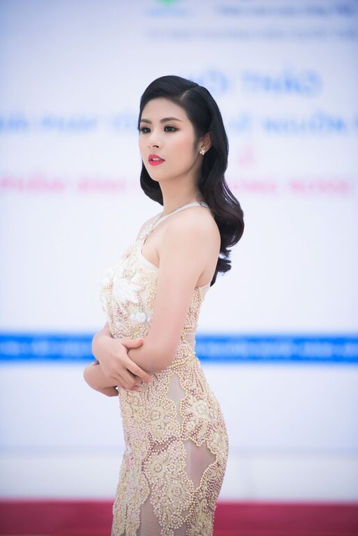 Hoa hậu Ngọc Hân đẹp như mộng với váy xuyên thấu - 5
Bên cạnh đó cô cũng xuất hiện thường xuyên tại các sự kiện văn hóa trong vai trò người mẫu