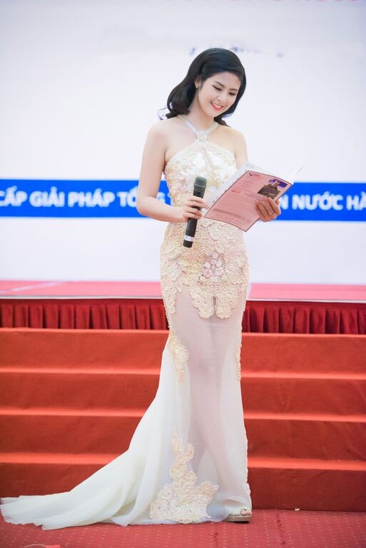 Hoa hậu Ngọc Hân đẹp như mộng với váy xuyên thấu - 9
Người đẹp hiện tại liên tục di chuyển dọc đất nước để tham dự các sự kiện mà cô là khách VIP.