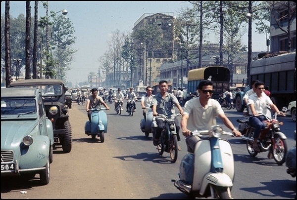 Người Sài Gòn trước năm 1975 đi xe máy gì? - 5 Vespa trên đường phố Sài Gòn trước năm 1975