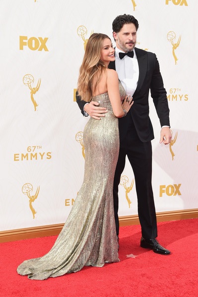 Cặp sao Hollywood đẹp đôi dự sự kiện - 3
Sofia diện váy St. John, đi giày Giuseppe Zanotti, mang ví Jimmy Choo và đeo nữ trang Lorraine Schwartz