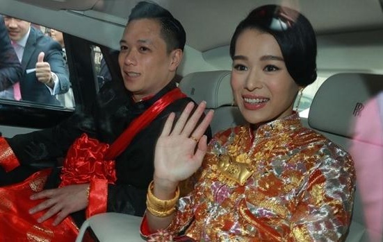 
Nữ diễn viên Hồ Hạnh Nhi rạng ngời bên chú rể Philip trong lễ rước dâu diễn ra vào sáng nay 28/12. Cô dâu và chú rể đều mặc đồ truyền thống. 
