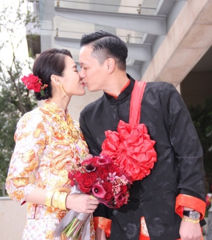 
Nữ diễn viên khả ái hôn chú rể say đắm trước sự chứng kiến của bạn bè và người thân. Cặp đôi quyết định đi tới hôn nhân chỉ sau một thời gian ngắn tìm hiểu. Có nhiều ý kiến hoài nghi về quyết định có phần vội vàng của Hồ Hạnh Nhi nhưng cô diễn viên xinh đẹp tin rằng, Philip là người đàn ông thực sự dành cho cô.
