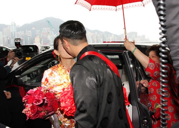 
Cô dâu và chú rể khóa môi theo yêu cầu của các phóng viên tới đưa tin về đám cưới của họ. Cô dâu Hồ Hạnh Nhi đã sẵn sàng có em bé vào năm tới.
