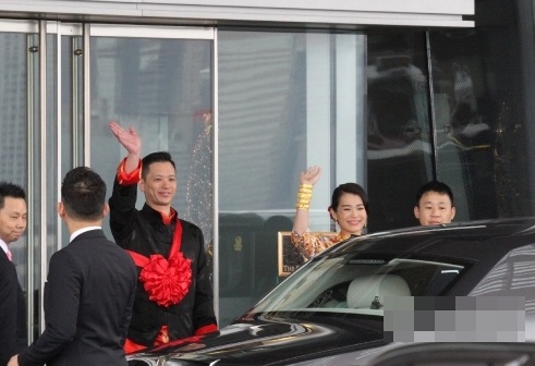 
Cô dâu và chú rể liên tục cảm ơn phóng viên tới đưa tin về ngày vui của họ.
