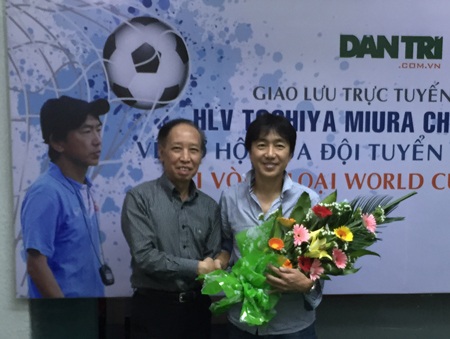 Nhà báo Phạm Huy Hoàn - TBT báo Dân trí tặng hoa cho HLV Toshiya Miura