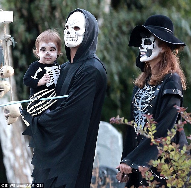 Mỹ nhân phim Ma tốc độ lần đầu để lộ con gái - 1
Ryan Gosling và Eva Mendes đưa con gái Esmeralda Amadar đi chơi Halloween ở Pasadena, Mỹ