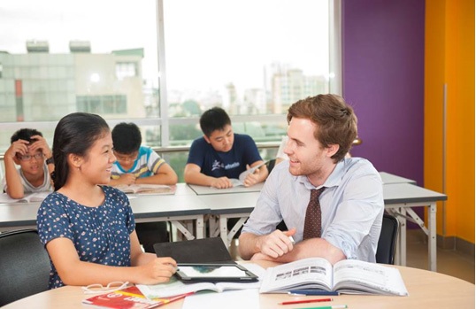 Tiếng Anh giỏi nhờ…thầy giỏi - 2 Đội ngũ giáo viên 100% bản ngữ đạt chuẩn quốc tế tại ILA sẽ giúp các học viên sinh hoạt và học tập trong môi trường nói tiếng Anh tự nhiên nhất.