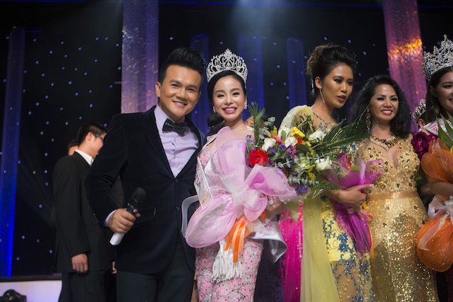Nhan sắc Nguyễn Hoàng Hạ My lên ngôi Á hậu 1 người Việt Thế giới 2015 - 5 Niềm vui vỡ oà khi danh hiệu Á hậu 1 được gọi tên Nguyễn Hoàng Hạ My, cô gái sở hữu vẻ đẹp nhỏ nhắn, xinh xắn và rất tinh tế với từng trang phục dự thi