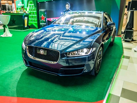 "Báo gấm" Jaguar XE Porfolio màu độc xuất hiện tại Sài Gòn - 6 "Báo gấm" Jaguar XE Porfolio màu độc xuất hiện tại Sài Gòn - 6