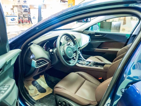 "Báo gấm" Jaguar XE Porfolio màu độc xuất hiện tại Sài Gòn - 5 "Báo gấm" Jaguar XE Porfolio màu độc xuất hiện tại Sài Gòn - 5