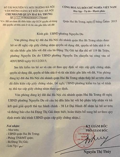 
Trong khi chủ tịch phường Nguyễn Du khẳng định mọi quy trình liên quan đến hồ sơ xét duyệt cấp sổ đỏ nhà 119 Bà Triệu, UBND phường Nguyễn Du đều làm đúng thì Văn phòn đăng ký nhà đất quận Hai Bà Trưng vẫn trả lại bộ hồ sơ khốn khổ.
