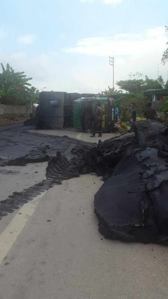 Than đổ tràn, "nhuộm" đen kín đường sau vụ tai nạn - 2